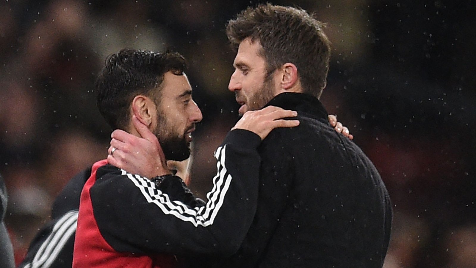 Bruno Fernandes en Michael Carrick delen een ondersteunende omhelzing, wat hun kameraadschap toont te midden van de voortdurende uitdagingen van Manchester United.