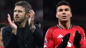 Michael Carrick klappend in een donkere jas naast Casemiro in een rood Manchester United-tenue tijdens een wedstrijd, wat teamgeest uitstraalt.