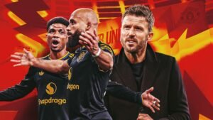 Michael Carrick viert met spelers tijdens een levendige scène, met het donkere tenue van Manchester United tegen een vurig rode achtergrond.