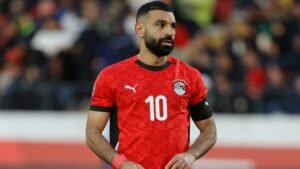 Mohamed Salah, vêtu du maillot rouge égyptien floqué du numéro 10, semble abattu après avoir manqué un penalty contre le Nigeria lors du match de qualification pour la CAN 2026.