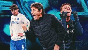 Antonio Conte gebaart gepassioneerd aan de zijlijn, geflankeerd door twee Napoli-spelers, waarvan de ene teleurstelling uitdrukt en de andere intens viert.