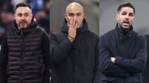 Trois entraîneurs de football sont représentés, chacun portant un manteau sombre. L'entraîneur de gauche a l'air déterminé, celui du centre semble contemplatif, et celui de droite exprime ses pensées avec animation.