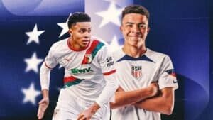 Noahkai Banks célèbre aux côtés d'un coéquipier aux maillots contrastés, mettant en valeur son talent émergent sur la scène footballistique internationale.