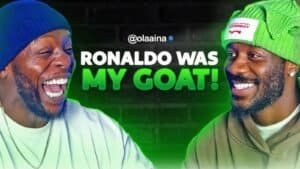 Ola Aina riant avec un ami, tous deux portant des casquettes, exprimant son admiration pour Cristiano Ronaldo, un texte en surbrillance indique : " RONALDO ÉTAIT MON IDOLE ABSOLUE ! "