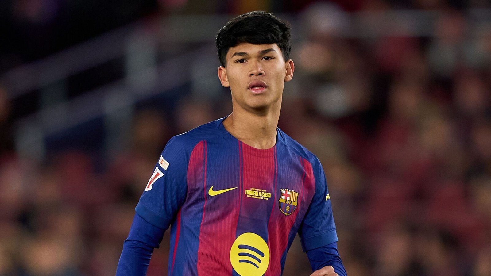 Barcelona's jonge talent, Dro Fernandez, in het iconische blauw en granaat van de club, geconcentreerd tijdens een wedstrijd in Camp Nou.