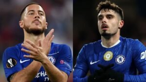 Eden Hazard en Pedro Neto in Chelsea-tenues, die emotie tonen op het veld tijdens een wedstrijd, waarbij de relevantie voor het Marokkaanse voetbal wordt benadrukt.