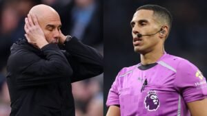 Pep Guardiola, met zijn handen in frustratie op zijn hoofd, staat links, terwijl de scheidsrechter in het roze, alert en serieus, rechts staat.