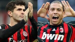 Christian Pulisic applaudisseert links, terwijl Ronaldo rechts met handgebaren viert; beiden in Milan's iconische rood-zwarte tenue.