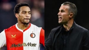 Quinten Timber in het rood-witte tenue van Feyenoord kijkt bedachtzaam naast Robin van Persie, die hem lijkt toe te spreken.