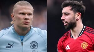 Haaland, en tenue bleu clair de Manchester City, fixe intensément, tandis que Fernandes, en maillot rouge de Manchester United, réagit avec passion.