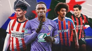 Quatre joueurs de football divers dans des poses dynamiques : un joueur du PSV Eindhoven en rouge et blanc, un gardien de but de Monaco en violet, un joueur de Crystal Palace en bleu et rouge, et un joueur de l'AC Milan en noir et rouge.