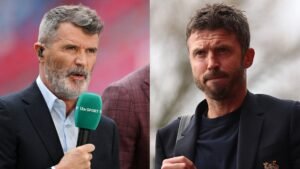 Roy Keane spreekt in een microfoon aan de linkerkant, terwijl Michael Carrick aan de rechterkant bedachtzaam kijkt, beiden in formele kleding.
