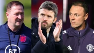 Coaches van verschillende teams: één in een Engelse trainingsoutfit, een ander applaudisserend in een zwarte jas, en de laatste in een Manchester United-jack.