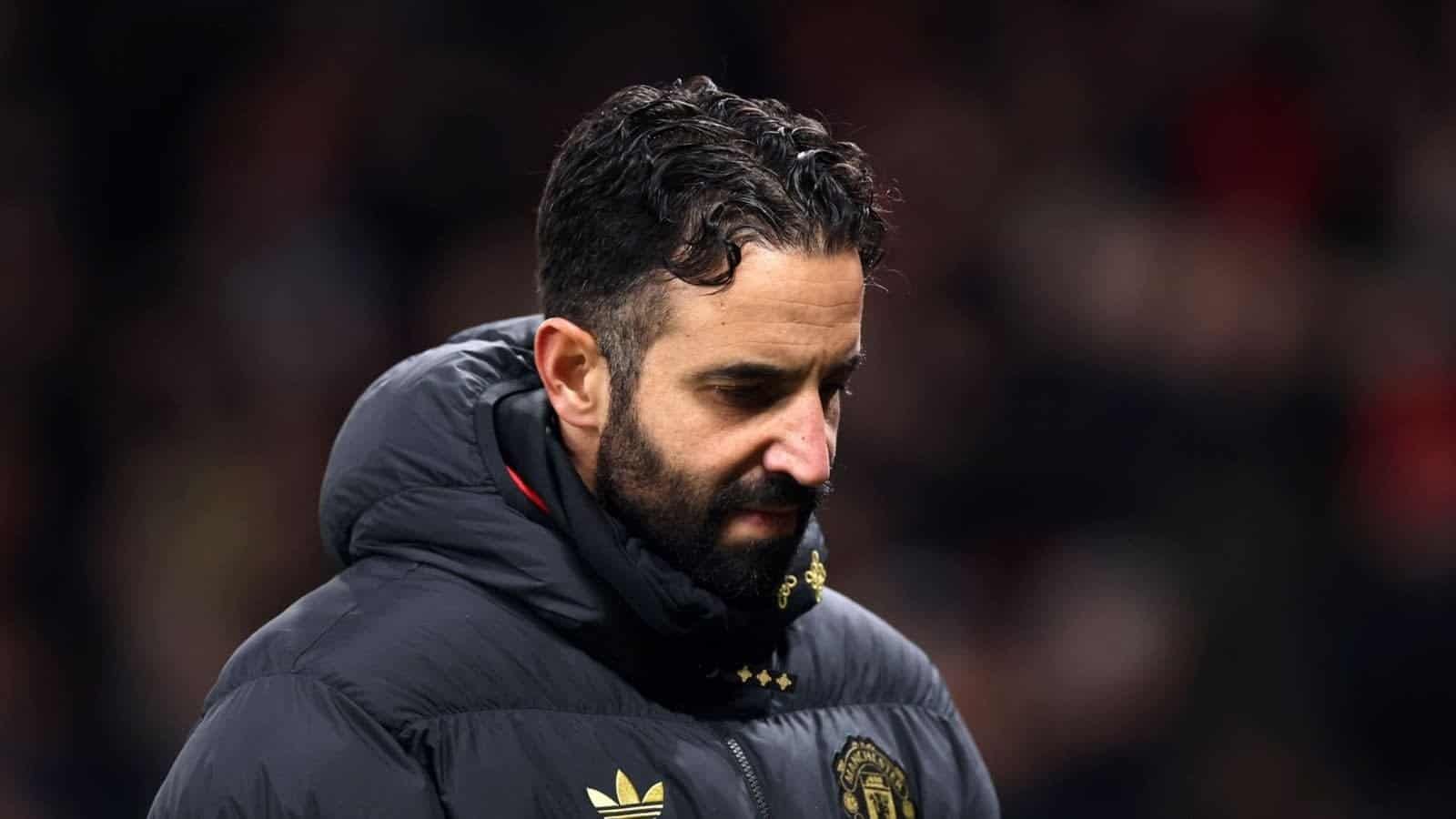 Ruben Amorim semble déçu, vêtu d'une sombre veste de Manchester United, exprimant un sentiment de trahison suite à son licenciement.