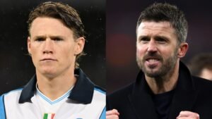 Scott McTominay, in een blauw-wit shirt, en Michael Carrick, in een zwart jasje, vertonen uiteenlopende emoties in een gesplitste afbeelding.