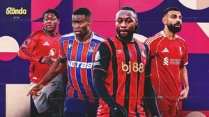 لاعبو دوري البريميرليغ بزيّ أنديتهم: مارك جوهي من كريستال بالاس، وأنطوان سيمينيو من بورنموث، ومحمد صلاح من ليفربول، أمام خلفية نابضة بالحياة.