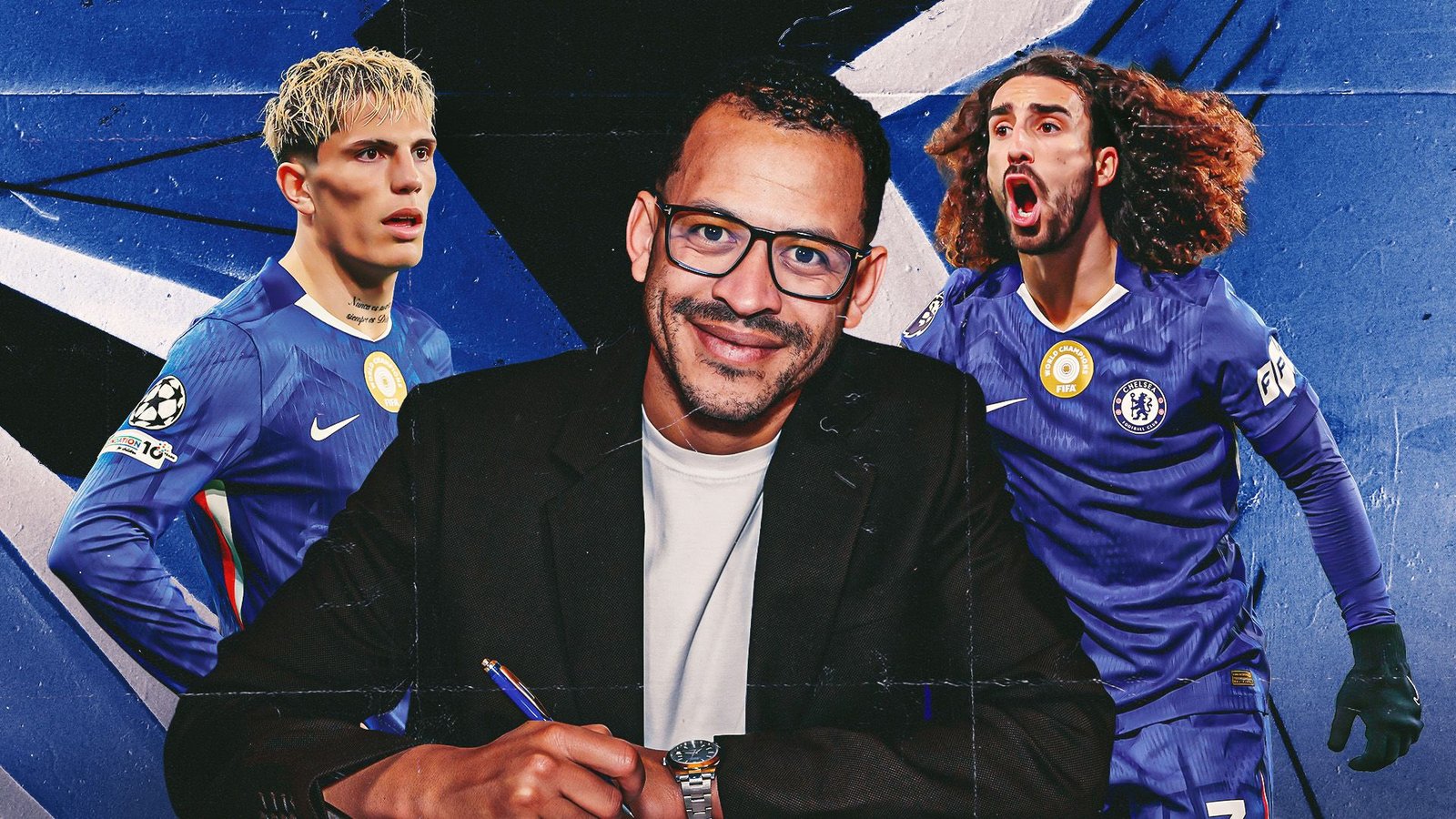 Liam Rosenior glimlacht terwijl hij documenten ondertekent, geflankeerd door Chelsea-spelers met gebleekt haar en krullend haar, tegen een blauwe achtergrond.