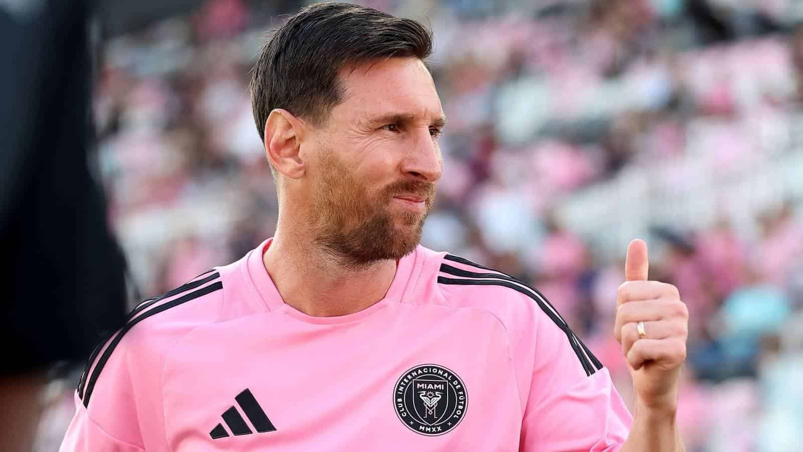 Barcelona player Lionel Messi in pink jersey giving thumbs up, Moroccan football fan support, Morocco football news.