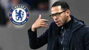 Un entraîneur marocain gesticulant avec passion pendant un match, avec le logo du Chelsea FC en arrière-plan, reflétant une dynamique footballistique intense.