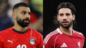 Mohamed Salah dans le maillot rouge de l'Égypte avec le numéro 10, aux côtés de Dominik Szoboszlai en tenue rouge de Liverpool, tous deux concentrés et engagés.