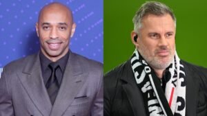 Thierry Henry glimlacht zelfverzekerd in een grijs pak, terwijl Jamie Carragher, in een zwarte jas en gestreepte sjaal, er serieus uitziet tegen een groene achtergrond.