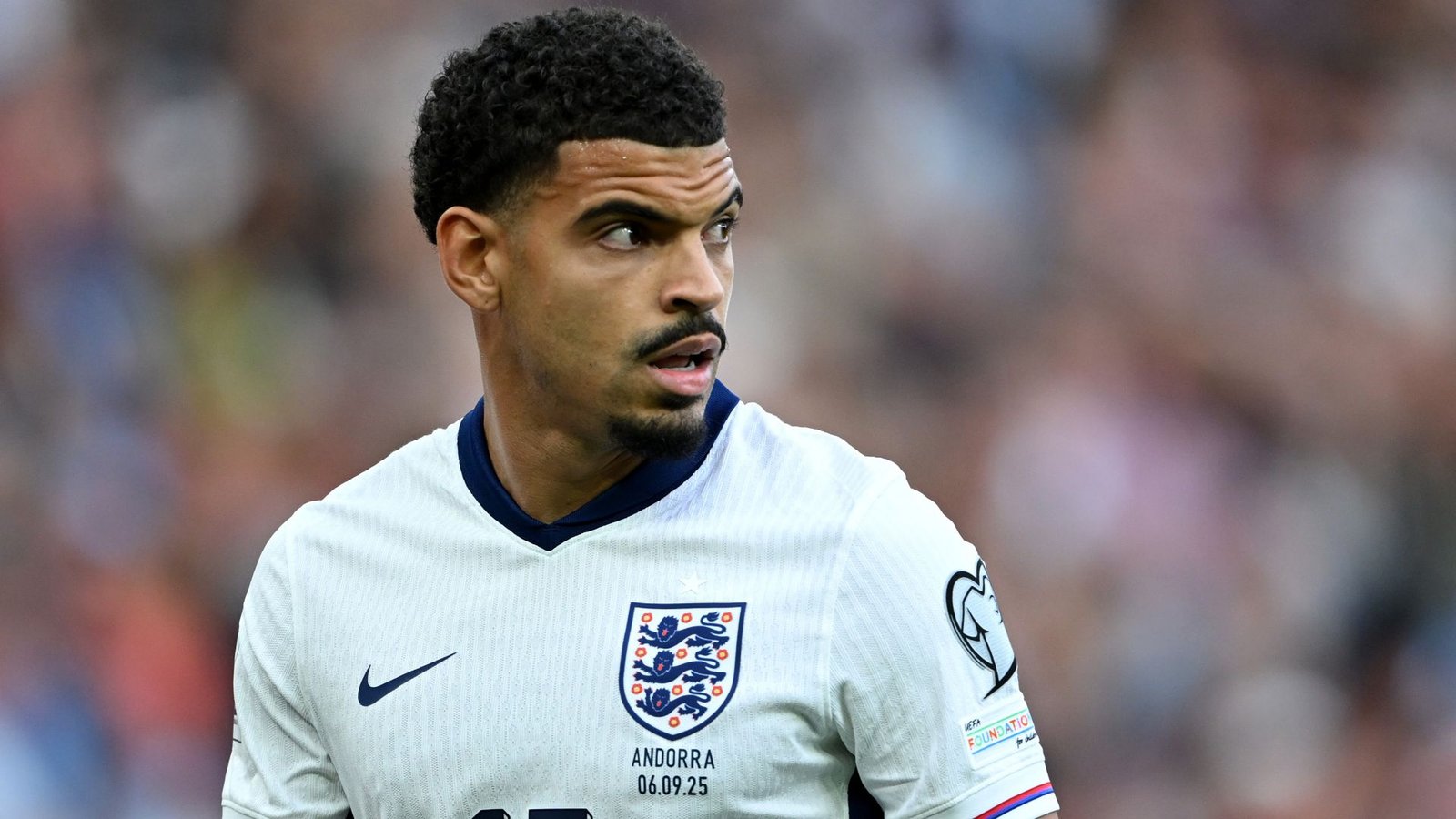Ruben Loftus-Cheek en tenue de l'équipe nationale d'Angleterre, concentré lors d'un match qualificatif pour l'Euro de l'UEFA, faisant preuve de détermination sur le terrain.