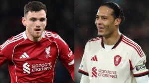 Liverpool's Andrew Robertson in een rood tenue, naast Virgil van Dijk in een wit tenue, terwijl beiden op het veld een doelpunt vieren.