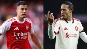 Gabriel Martinelli in het rode tenue van Arsenal staat tegenover Virgil van Dijk in het crèmekleurige shirt van Liverpool, beide in dynamische voetbalposes.