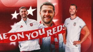 Walker Zimmerman glimlacht terwijl hij een rode "Come On You Reds"-sjaal vasthoudt, in een Toronto FC-jas, met een USMNT-tenue ernaast.