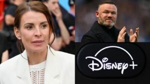 Wayne Rooney applaudit dans un stade, tandis que Coleen Rooney observe d'un air pensif. Un logo Disney+ est visiblement affiché au-dessous d'eux.