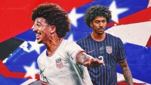 Chris Richards in een wit USA-tenue juicht vreugdevol, naast een geconcentreerd portret van hem in een marineblauw gestreept tenue, tegen een levendige rood-blauwe achtergrond.