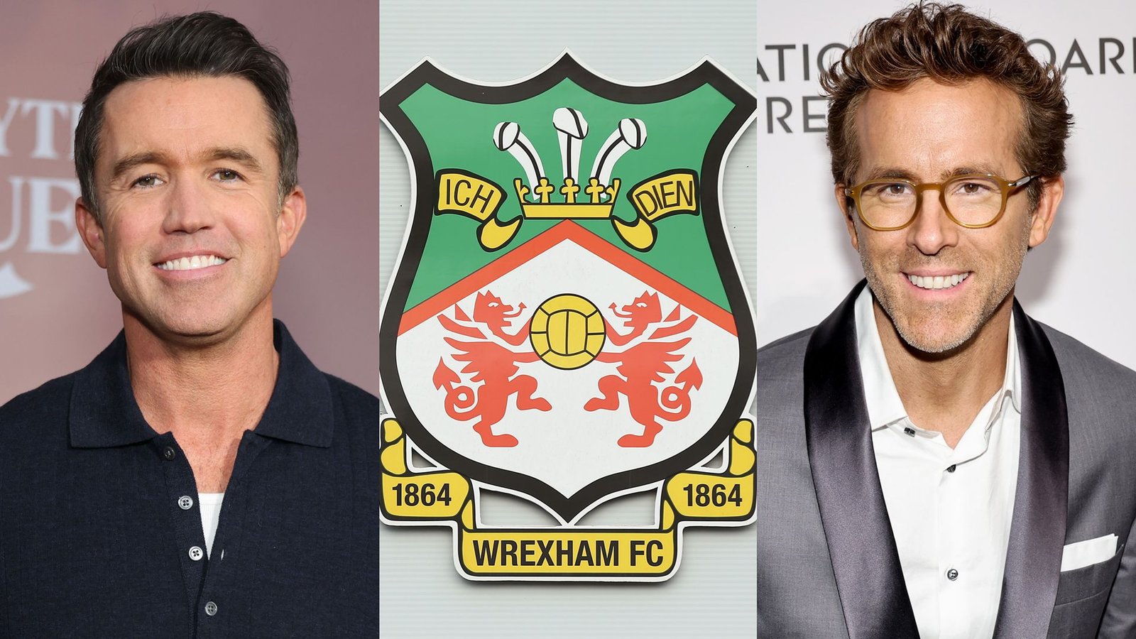 Ryan Reynolds en Rob McElhenney flankeren het Wrexham FC-clublogo, wat hun eigendom en betrokkenheid bij de wederopstanding van de club benadrukt.