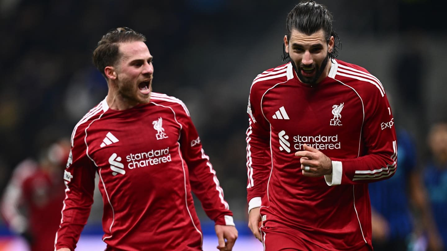 Les joueurs de Liverpool célèbrent avec joie dans leurs tenues rouges, manifestant leur enthousiasme après une action réussie lors d'un match.