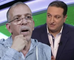 يظهر محللا كرة القدم المغربيان بتنسيق الشاشة المنقسمة، يناقشان رؤى كرة القدم، مع خلفية الملعب الأخضر التي تعزز موضوع الرياضة.