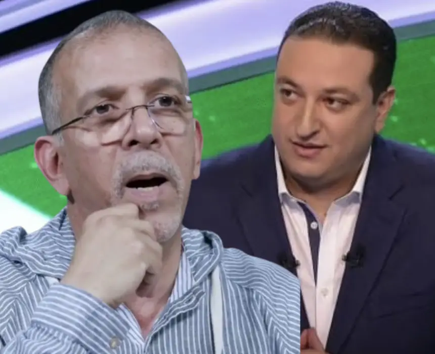 يظهر محللا كرة القدم المغربيان بتنسيق الشاشة المنقسمة، يناقشان رؤى كرة القدم، مع خلفية الملعب الأخضر التي تعزز موضوع الرياضة.