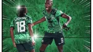 Le Nigérian Victor Osimhen, portant le maillot numéro 9, célèbre avec passion, tandis qu'Ademola Lookman, numéro 18, pose dans son équipement vert vif.