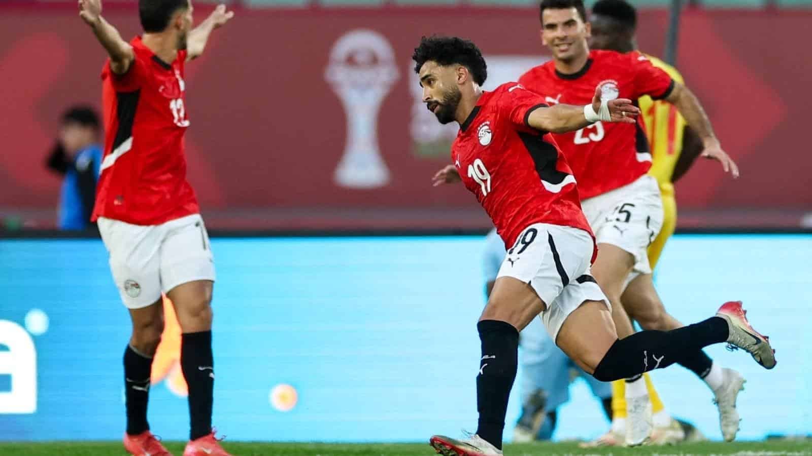 Les joueurs égyptiens célèbrent un but dans leur tenue rouge et blanche lors d'un match, mettant en avant l'esprit d'équipe et l'enthousiasme dans un contexte de tournoi.