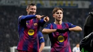 Robert Lewandowski et Pedri célèbrent après un but du FC Barcelone, portant leur maillot grenat et bleu vif, dans l'ambiance animée d'un stade.