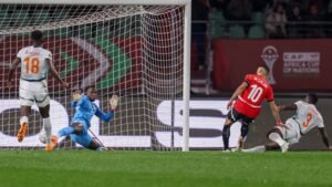 Mohamed Salah dribble le défenseur G. Koman, tandis que le gardien ivoirien effectue un arrêt désespéré lors du match de la Coupe d'Afrique des Nations.