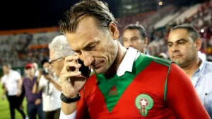 يظهر هيرفي رينارد، مرتدياً زي المنتخب المغربي الأحمر والأخضر، مفكراً وهو يتحدث عبر الهاتف بعد مباراة.