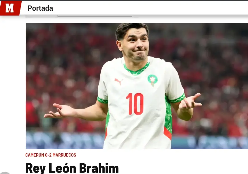 Le joueur marocain Rey León Brahim fait un geste espiègle après un match contre le Cameroun, portant un maillot blanc avec des accents verts et le numéro 10.