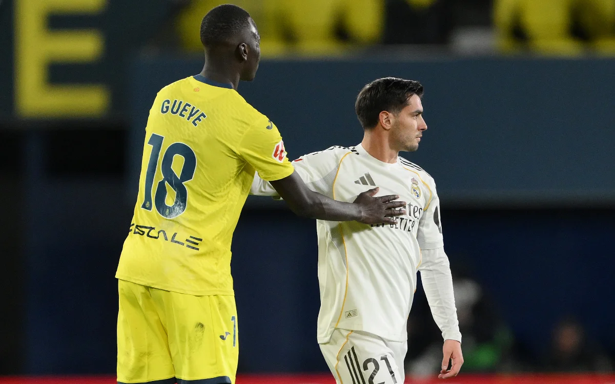 Brahim Díaz in Real Madrid-tenue en Pape Gueye in geel Villarreal-shirt tijdens een wedstrijd, waarbij competitieve interactie zichtbaar is.