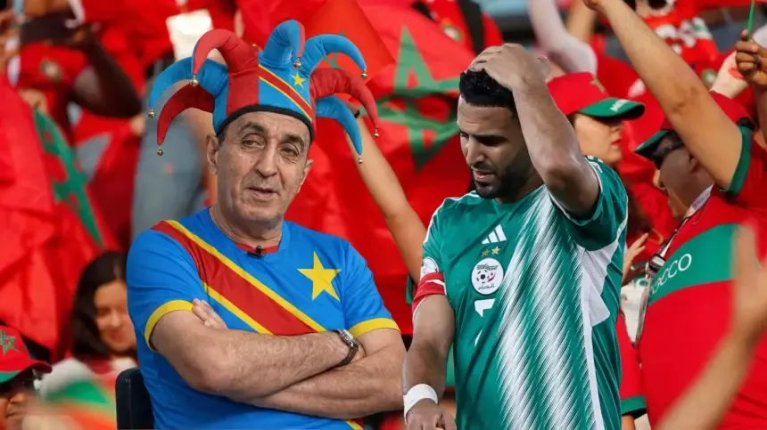 Des supporters marocains agitent des drapeaux en arrière-plan tandis qu'un joueur algérien, Riyad Mahrez, exprime sa déception, alors qu'un supporter congolais célèbre.