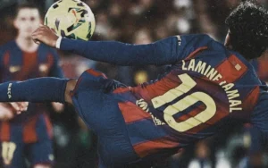 Lamine Yamal marque pour le FC Barcelone, portant le maillot iconique bleu et grenat numéro 10, en pleine action lors d'un match.