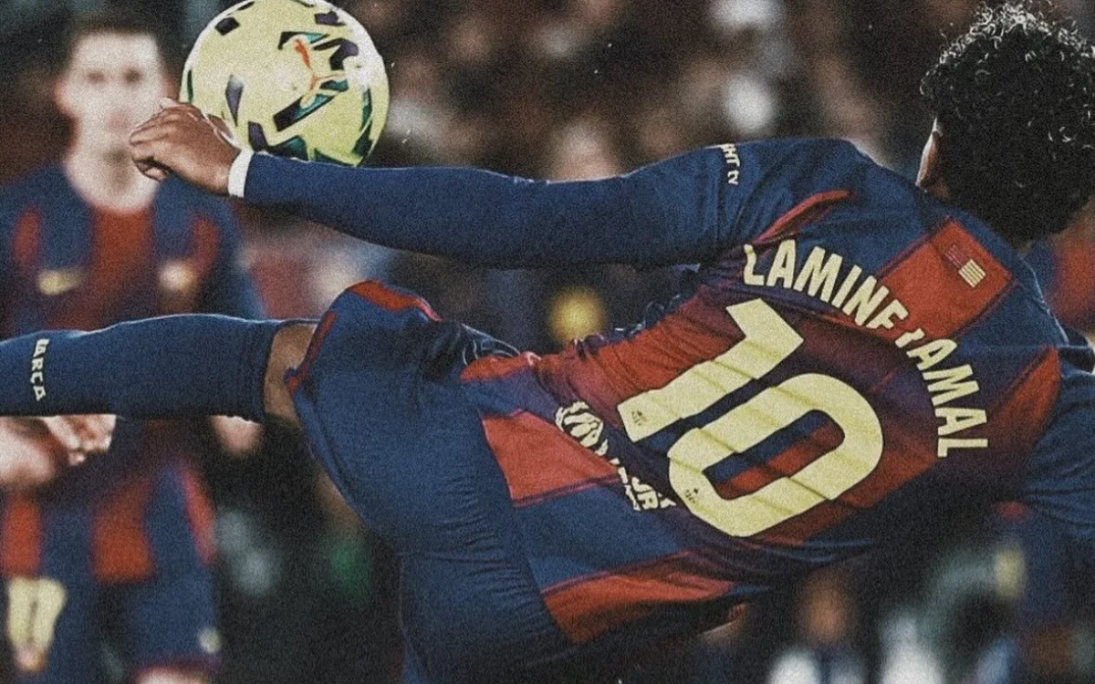 Lamine Yamal marque pour le FC Barcelone, portant le maillot iconique bleu et grenat numéro 10, en pleine action lors d'un match.