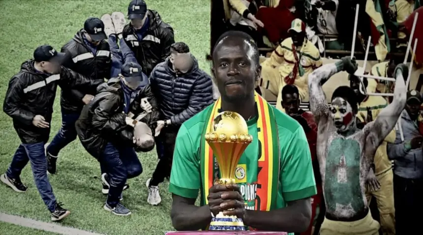 Sadio Mané brandit le trophée de la Coupe d'Afrique, célébrant la victoire, avec en arrière-plan des scènes de supporters en liesse et de festivités.