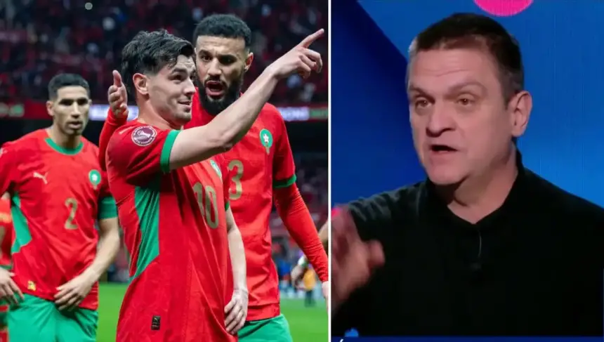 Les joueurs marocains célébrant un but dans des maillots rouges et verts vifs, aux côtés d'un analyste de football discutant passionnément du match.