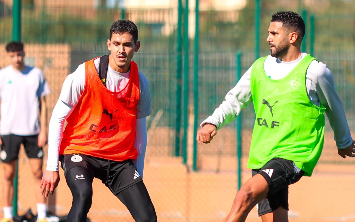 Les joueurs de football marocains s'entraînent, portant des chasubles orange et vert, se concentrent sur le travail d'équipe avant la demi-finale de la Coupe d'Afrique.