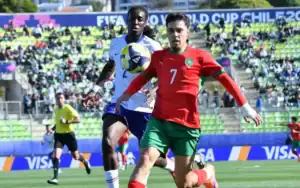 Un footballeur marocain en action lors d'un match de la Coupe du Monde FIFA au Chili.