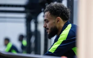 Joueur de football concentré en entraînement, actualités sportives du Maroc, couverture de Bladna News Maroc.